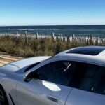 Weißer BMW entlang des A1A Scenic Highway in Florida