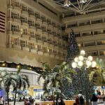 Weihnachtliche Dekoration in der Lobby des Orlando Airports.