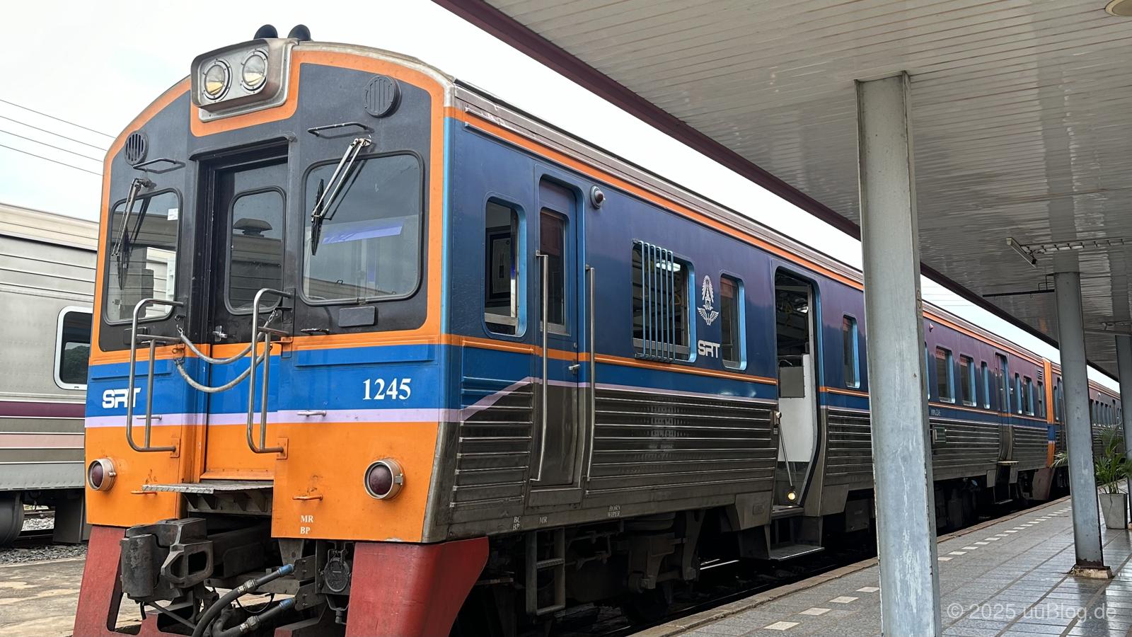 Ein Zug in Thailand - Man kann auch mit dem von Bangkok nach Chiang Mai fahren.