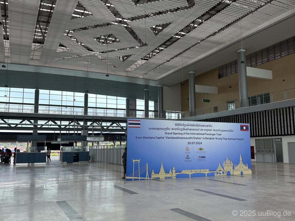 Lobby eines Bahnhofs mit Eröffnungsschild des Passagierzuges von Vientiane nach Bangkok, aufgenommen am 20.07.2024.