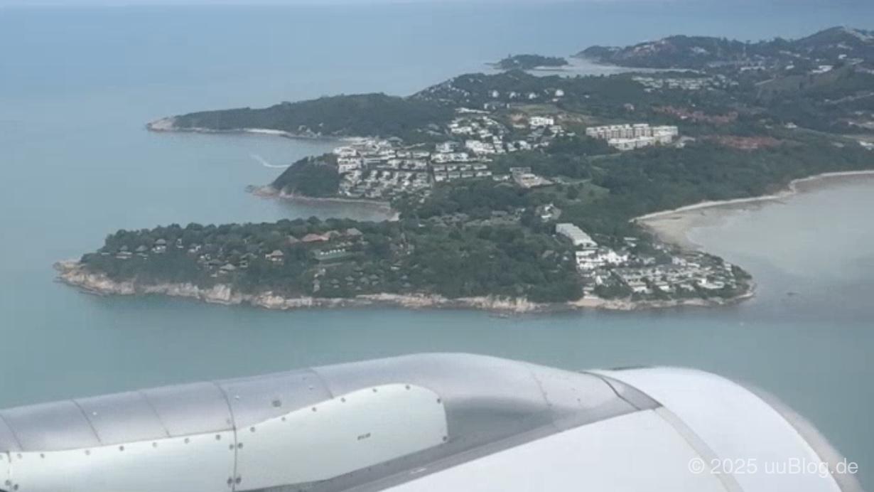 Blick aus dem Flugzeug bei der Landung auf Koh Samui - Man kann auch mit dem von Bangkok nach Chiang Mai fahren.