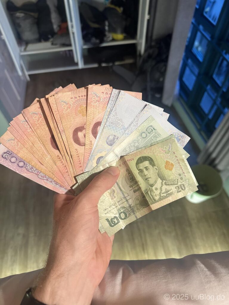 Ein Stapel Geldscheine in Thai-Baht. Können diese Bald durch Thai QR-Pay für Touristen ersetzt werden?