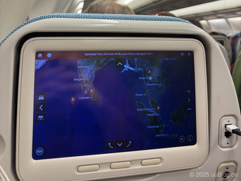 Bildschirm im Flugzeug zeigt die Flugroute nach Bangkok an.