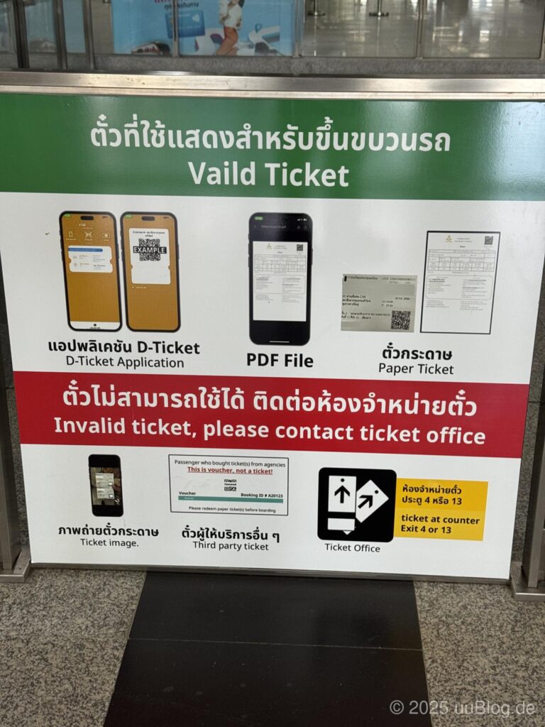 Ein Schild informiert über gültige Ticketarten im thailändischen Nachtzug wie D-Ticket App, PDF-Datei und gedrucktes Ticket.