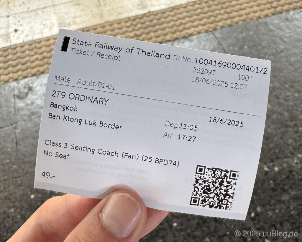 Nahaufnahme eines Zugtickets der thailändischen Staatsbahn von Bangkok zur Grenze Ban Klong Luk.