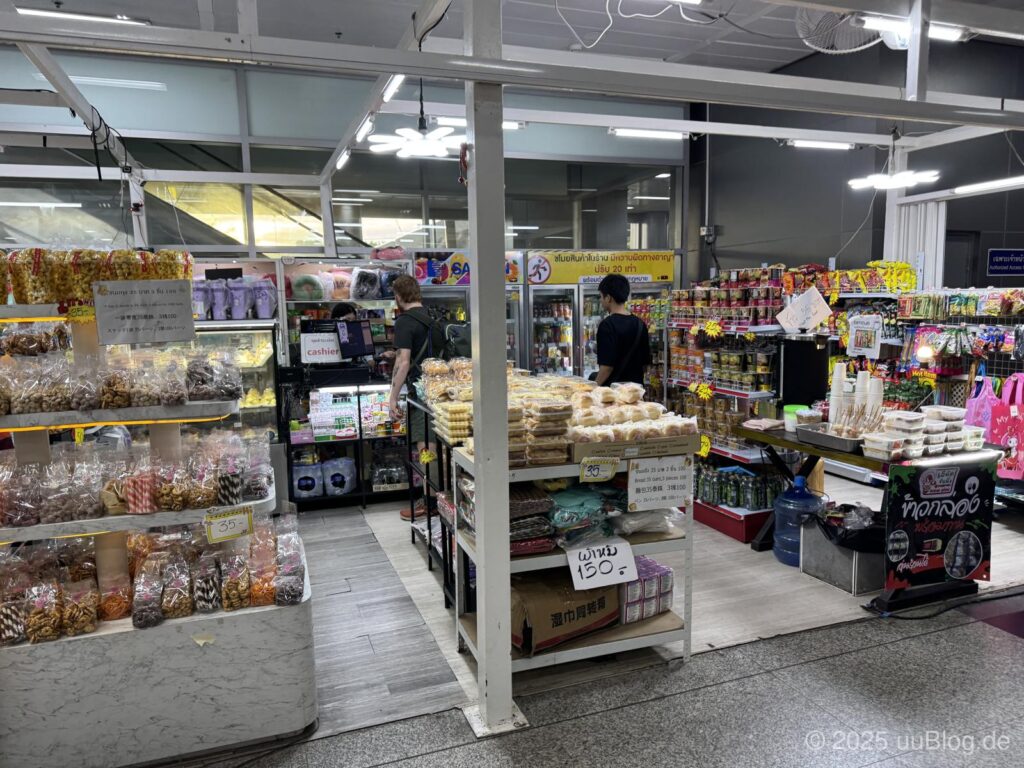Ein kleiner Laden mit Snacks und Süßigkeiten in Bangkok. Zwei Männer stehen an der Kasse.