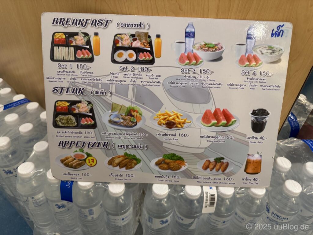 Menükarte mit verschiedenen Frühstücks-, Steak- und Vorspeisensets im Nachtzug nach Chiang Mai.